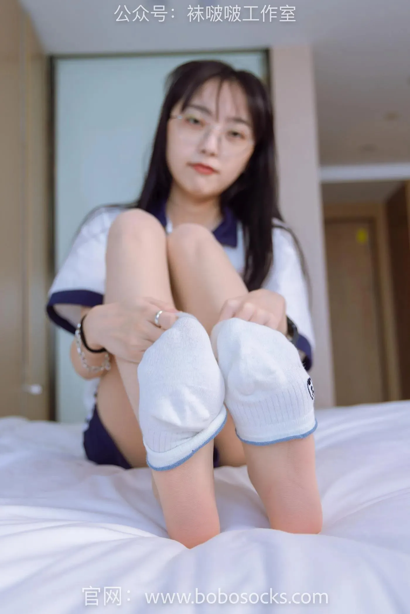 [BoBoSocks袜啵啵]NO.118 稚予-运动鞋、白棉袜、肉丝、踩小熊玩偶 [140P]插图